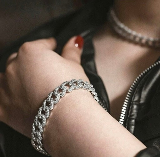 مچ بند کارتیه نقره عیار۹۲۵ ابکاری رادیوم زنانه وزن ۱۴ گرم ۸۳۰ سوت